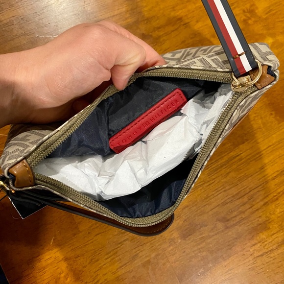 Tommy Hilfiger Wristlet *BRAND NEW* with tags. - Picture 2 of 3
